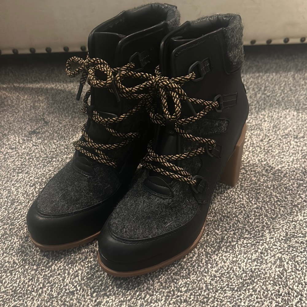 Never worn Sorel tie up boot
